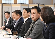 최상목 대통령 권한대행 부총리 겸 기획재정부 장관이 2월 16일 오후 서울 종로구 정부서울청사에서 관계부처 장·차관, 기업대표 등 22명이 참석한 가운데 열린 '민간 경제사절단 만찬간담회'에서 모두발언을 하고 있다.