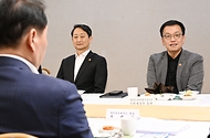 최상목 대통령 권한대행 부총리 겸 기획재정부 장관이 2월 16일 오후 서울 종로구 정부서울청사에서 관계부처 장·차관, 기업대표 등 22명이 참석한 가운데 열린 '민간 경제사절단 만찬간담회'에서 모두발언을 하고 있다.