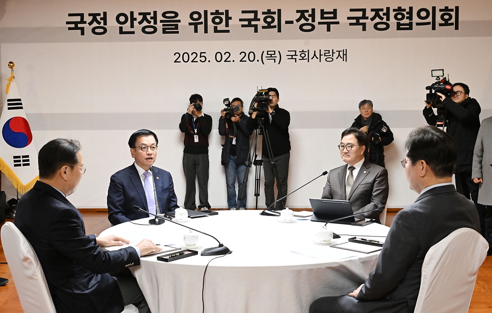 최상목 대통령 권한대행 부총리 겸 기획재정부 장관이 2월 20일 오후 서울 여의도 국회 사랑재에서 열린 '국정 안정을 위한 국회-정부 국정협의회'에 참석, 모두발언을 하고 있다.