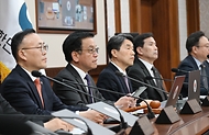 최상목 대통령 권한대행 부총리 겸 기재부 장관이 2월 25일 오전 서울 종로구 정부서울청사에서 열린 '제8회 국무회의'를 주재, 모두발언을 하고 있다.