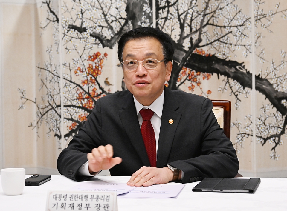 최상목 대통령 권한대행 부총리 겸 기재부 장관이 2월 27일 오전 서울 종로구 정부서울청사에서 열린 '대외경제현안간담회'를 주재하고 있다.