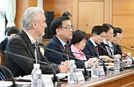 최상목 대통령 권한대행 부총리 겸 기재부 장관이 3월 5일 오후 서울 종로구 정부서울청사에서 열린 '외국인정책위원회'를 주재, 모두발언을 하고 있다.