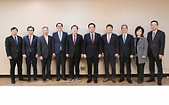 최상목 대통령 권한대행 부총리 겸 기재부 장관이 3월 5일 오후 서울 종로구 정부서울청사에서 김기문 중소기업중앙회 회장과 미주한인상공회의소 총연합회 임원진들과 면담에 앞서 기념사진을 찍고 있다.