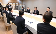 최상목 대통령 권한대행 부총리 겸 기재부 장관이 3월 5일 오후 서울 종로구 정부서울청사에서 김기문 중소기업중앙회 회장과 미주한인상공회의소 총연합회 임원진들과 면담을 하고 있다.