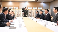 최상목 대통령 권한대행 부총리 겸 기재부 장관이 3월 5일 오후 서울 종로구 정부서울청사에서 김기문 중소기업중앙회 회장과 미주한인상공회의소 총연합회 임원진들과 면담을 하고 있다.