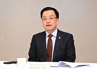 최상목 대통령 권한대행 부총리 겸 기재부 장관이 3월 5일 오후 서울 종로구 정부서울청사에서 김기문 중소기업중앙회 회장과 미주한인상공회의소 총연합회 임원진들과 면담을 하고 있다.