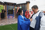 APEC 2025 KOREA SOM1(고위관리회의)가 열린 7일, 경북 경주시 보문단지 경주컨벤션센터 야외에 마련된 투명 돔 공연장에 각국 대표단참가자들이 한국 전통문화를 체험하고 있다.
