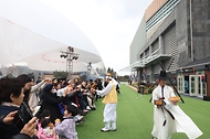APEC 2025 KOREA SOM1(고위관리회의)이 열린 7일, 경북 경주시 보문단지 경주컨벤션센터 야외에 마련된 투명 돔 공연장에서 전통 공연이 펼쳐지고 있다.