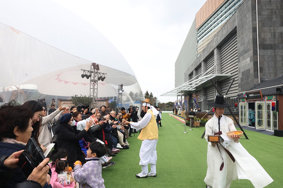 APEC 2025 KOREA SOM1(고위관리회의)이 열린 7일, 경북 경주시 보문단지 경주컨벤션센터 야외에 마련된 투명 돔 공연장에서 전통 공연이 펼쳐지고 있다.