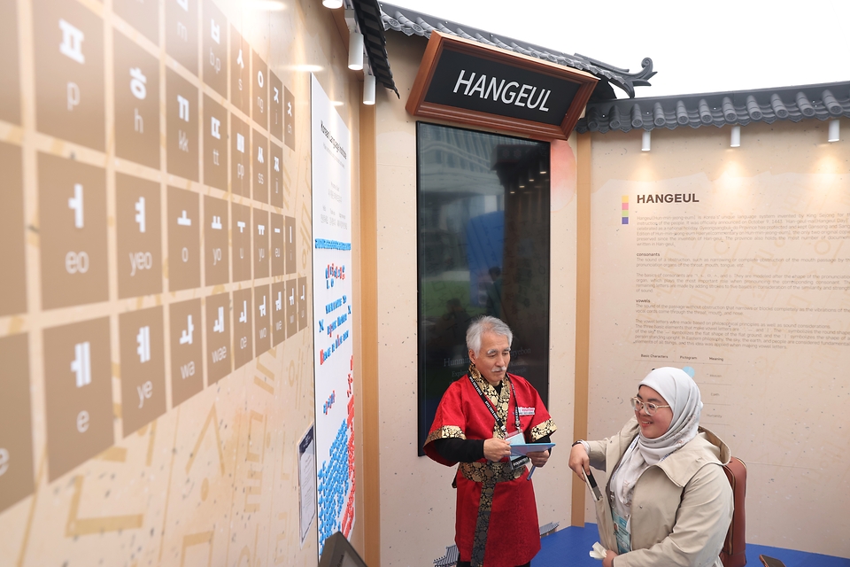 APEC 2025 KOREA SOM1(고위관리회의)이 열린 7일, 경북 경주시 보문단지 경주컨벤션센터 야외에 마련된 투명 돔 공연장에 각국 대표단참가자들이 한국 전통문화를 체험하고 있다.