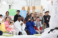 APEC 2025 KOREA SOM1(고위관리회의)이 열린 7일, 경북 경주시 보문단지 경주컨벤션센터 야외에 마련된 투명 돔 공연장에 각국 대표단 등 참가자 등이 태권도 공연을 보고 있다. 