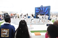 APEC 2025 KOREA SOM1(고위관리회의)이 열린 7일, 경북 경주시 보문단지 경주컨벤션센터 야외에 마련된 투명 돔 공연장에서 태권도 공연이 펼쳐지고 있다.