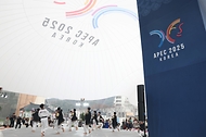 APEC 2025 KOREA SOM1(고위관리회의)이 열린 7일, 경북 경주시 보문단지 경주컨벤션센터 야외에 마련된 투명 돔 공연장에서 태권도 공연이 펼쳐지고 있다.