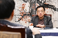 최상목 대통령 권한대행 부총리 겸 기획재정부 장관이 3월 7일 오전 서울 종로구 정부서울청사에서 열린 '거시경제·금융현안 간담회'를 주재하고 있다.