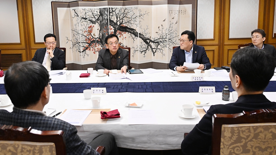 최상목 대통령 권한대행 부총리 겸 기획재정부 장관이 3월 7일 오전 서울 종로구 정부서울청사에서 열린 '거시경제·금융현안 간담회'를 주재하고 있다.