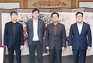 최상목 대통령 권한대행 부총리 겸 기획재정부 장관이 3월 7일 오전 서울 종로구 정부서울청사에서 열린 '거시경제·금융현안 간담회'를 주재, 회의 시작에 앞서 기념사진을 찍고 있다.