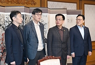 최상목 대통령 권한대행 부총리 겸 기획재정부 장관이 3월 7일 오전 서울 종로구 정부서울청사에서 열린 '거시경제·금융현안 간담회'를 주재, 회의 시작에 앞서 기념사진을 찍고 있다.