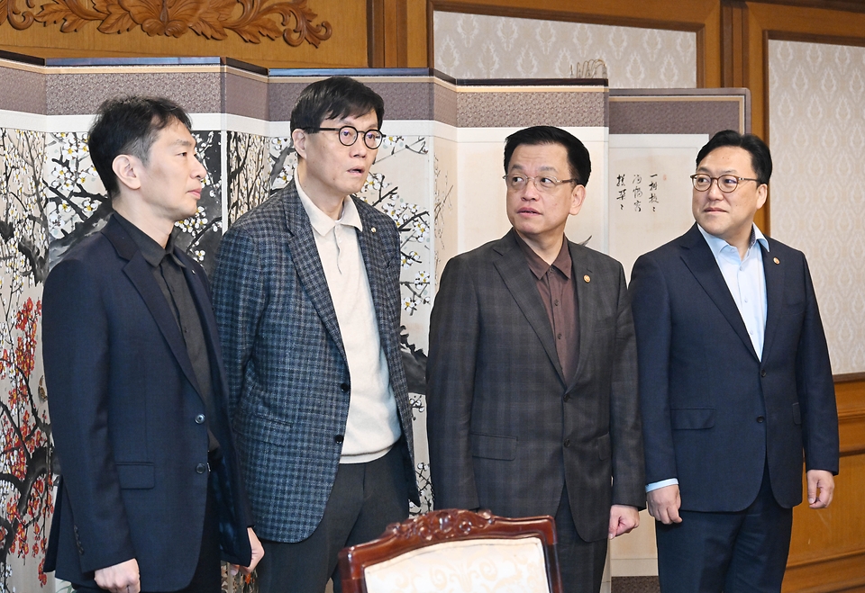 최상목 대통령 권한대행 부총리 겸 기획재정부 장관이 3월 7일 오전 서울 종로구 정부서울청사에서 열린 '거시경제·금융현안 간담회'를 주재, 회의 시작에 앞서 기념사진을 찍고 있다.