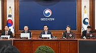 최상목 대통령 권한대행 부총리 겸 기획재정부 장관이 3월 11일 오전 서울 종로구 정부서울청사에서 열린 '제10회 국무회의'를 주재, 모두발언을 하고 있다.
