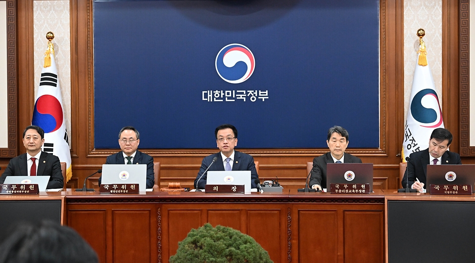 최상목 대통령 권한대행 부총리 겸 기획재정부 장관이 3월 11일 오전 서울 종로구 정부서울청사에서 열린 '제10회 국무회의'를 주재, 모두발언을 하고 있다.
