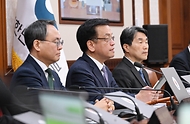 최상목 대통령 권한대행 부총리 겸 기획재정부 장관이 3월 11일 오전 서울 종로구 정부서울청사에서 열린 '제10회 국무회의'를 주재, 모두발언을 하고 있다.