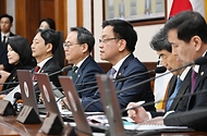 최상목 대통령 권한대행 부총리 겸 기획재정부 장관이 3월 11일 오전 서울 종로구 정부서울청사에서 열린 '제10회 국무회의'를 주재, 모두발언을 하고 있다.