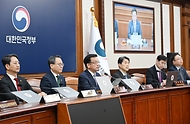 최상목 대통령 권한대행 부총리 겸 기획재정부 장관이 3월 11일 오전 서울 종로구 정부서울청사에서 열린 '제10회 국무회의'를 주재, 모두발언을 하고 있다.
