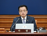 최상목 대통령 권한대행 부총리 겸 기획재정부 장관이 3월 11일 오전 서울 종로구 정부서울청사에서 열린 '제10회 국무회의'를 주재, 모두발언을 하고 있다.