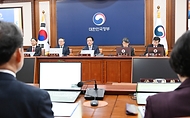 최상목 대통령 권한대행 부총리 겸 기획재정부 장관이 3월 11일 오전 서울 종로구 정부서울청사에서 열린 '제10회 국무회의'를 주재, 모두발언을 하고 있다.