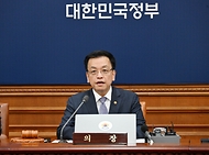 최상목 대통령 권한대행 부총리 겸 기획재정부 장관이 3월 11일 오전 서울 종로구 정부서울청사에서 열린 '제10회 국무회의'를 주재, 모두발언을 하고 있다.