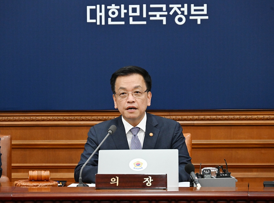 최상목 대통령 권한대행 부총리 겸 기획재정부 장관이 3월 11일 오전 서울 종로구 정부서울청사에서 열린 '제10회 국무회의'를 주재, 모두발언을 하고 있다.