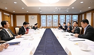 최상목 대통령 권한대행 부총리 겸 기획재정부 장관이 3월 19일 오후 서울 종로구 정부서울청사에서 열린 '대외경제현안간담회'를 주재하고 있다.