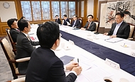 최상목 대통령 권한대행 부총리 겸 기획재정부 장관이 3월 19일 오후 서울 종로구 정부서울청사에서 열린 '대외경제현안간담회'를 주재하고 있다.