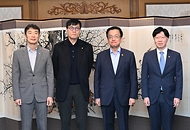 최상목 대통령 권한대행 부총리 겸 기획재정부 장관이 3월 20일 오전 서울 종로구 정부서울청사에서 열린 '거시경제·금융현안 간담회'를 주재, 회의시작에 앞서 기념사진을 찍고 있다.