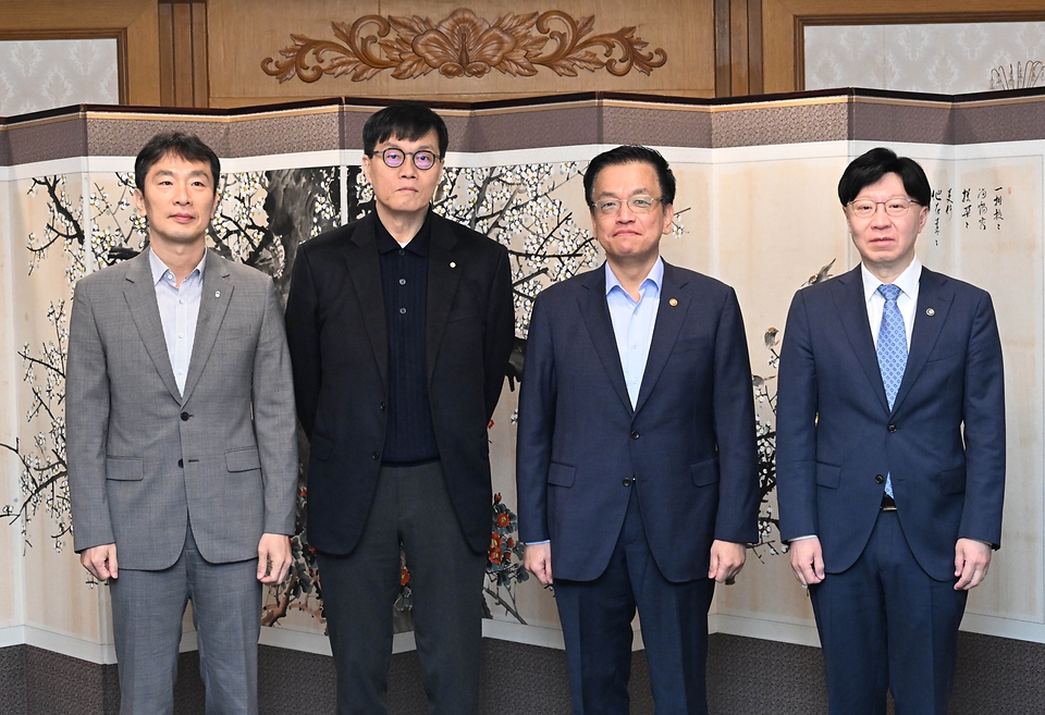 최상목 대통령 권한대행 부총리 겸 기획재정부 장관이 3월 20일 오전 서울 종로구 정부서울청사에서 열린 '거시경제·금융현안 간담회'를 주재, 회의시작에 앞서 기념사진을 찍고 있다.