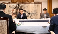 최상목 대통령 권한대행 부총리 겸 기획재정부 장관이 3월 20일 오전 서울 종로구 정부서울청사에서 열린 '거시경제·금융현안 간담회'를 주재하고 있다.