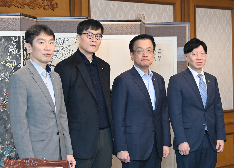 최상목 대통령 권한대행 부총리 겸 기획재정부 장관이 3월 20일 오전 서울 종로구 정부서울청사에서 열린 '거시경제·금융현안 간담회'를 주재, 회의시작에 앞서 기념사진을 찍고 있다.