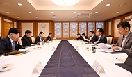 최상목 대통령 권한대행 부총리 겸 기획재정부 장관이 3월 20일 오전 서울 종로구 정부서울청사에서 열린 '거시경제·금융현안 간담회'를 주재하고 있다.