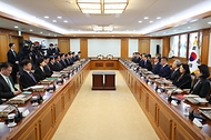 한덕수 대통령 권한대행 국무총리가 24일 세종대로 정부서울청사에서 열린 국무위원 간담회를 주재하고 있다.