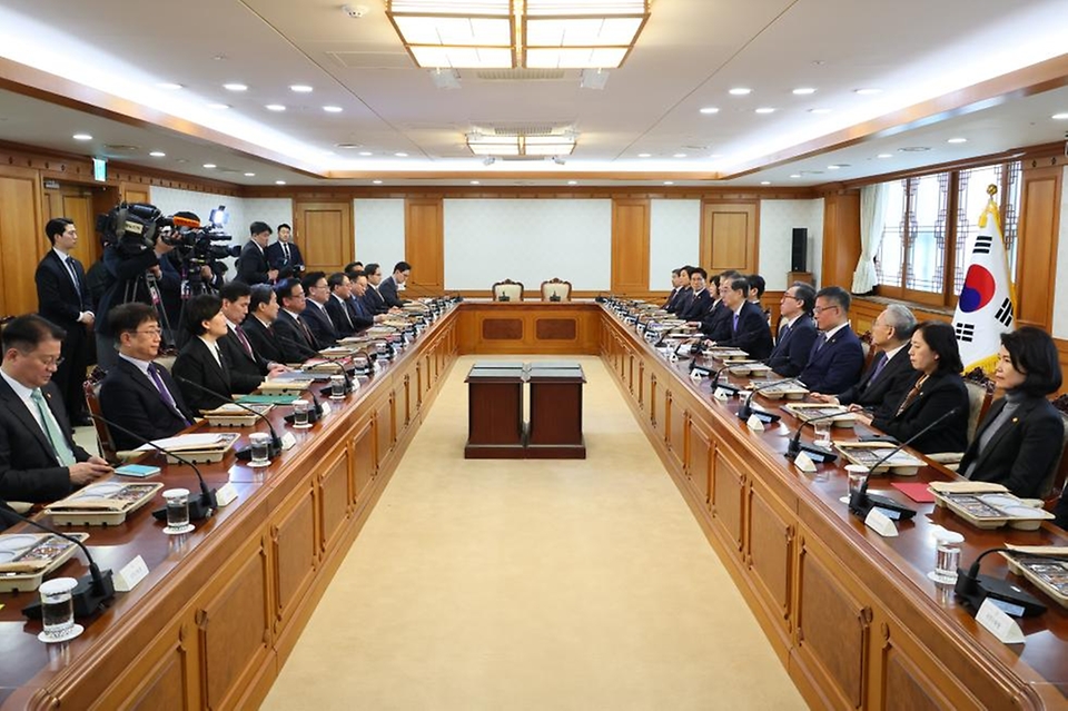한덕수 대통령 권한대행 국무총리가 24일 세종대로 정부서울청사에서 열린 국무위원 간담회를 주재하고 있다.