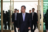 직무 복귀한 한덕수 대통령 권한대행 국무총리가 24일 세종대로 정부서울청사로 출근하고 있다.