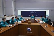 한덕수 대통령 권한대행 국무총리가 24일 세종대로 정부서울청사에서 열린 울산·경북·경남 산불대처 상황을 보고 받고 회의를 주재하고 있다.