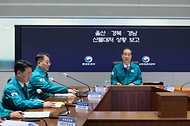 한덕수 대통령 권한대행 국무총리가 24일 세종대로 정부서울청사에서 열린 울산·경북·경남 산불대처 상황을 보고 받고 회의를 주재하고 있다.