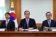 한덕수 대통령 권한대행 국무총리가 24일 세종대로 정부서울청사에서 열린 국무위원 간담회를 주재하고 있다.