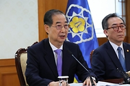 한덕수 대통령 권한대행 국무총리가 24일 세종대로 정부서울청사에서 열린 국무위원 간담회를 주재하고 있다.