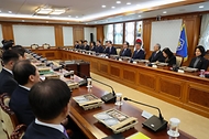한덕수 대통령 권한대행 국무총리가 24일 세종대로 정부서울청사에서 열린 국무위원 간담회를 주재하고 있다.