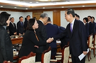 한덕수 대통령 권한대행 국무총리가 24일 세종대로 정부서울청사에서 열린 국무위원 간담회를 주재하고 있다.