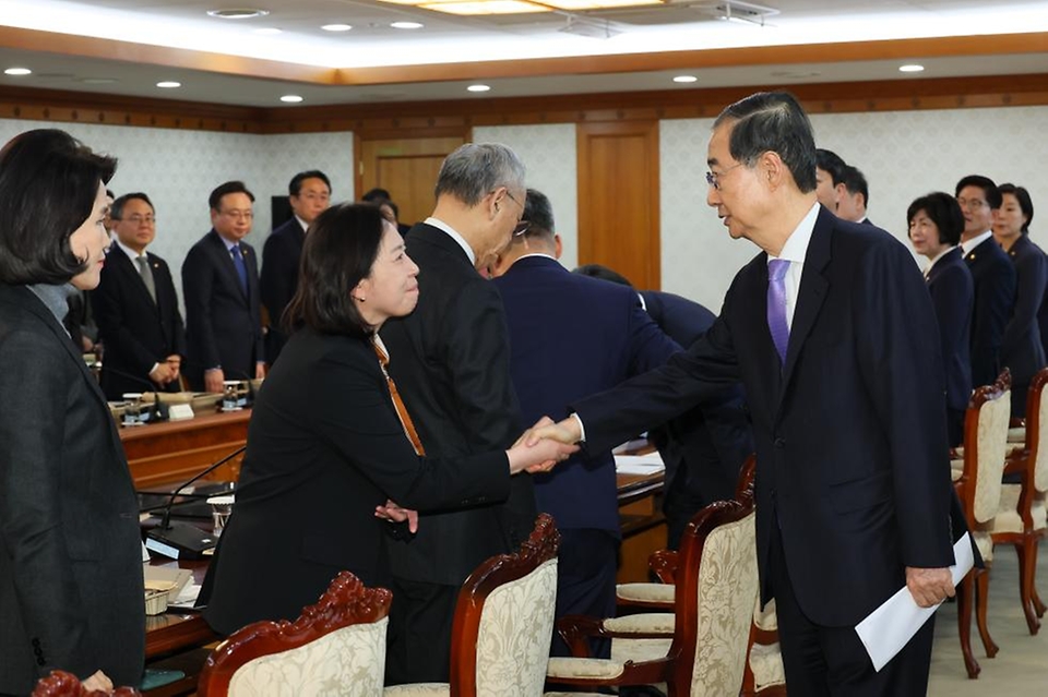 한덕수 대통령 권한대행 국무총리가 24일 세종대로 정부서울청사에서 열린 국무위원 간담회를 주재하고 있다.
