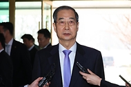 직무 복귀한 한덕수 대통령 권한대행 국무총리가 24일 세종대로 정부서울청사로 출근하고 있다.