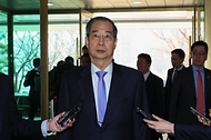 직무 복귀한 한덕수 대통령 권한대행 국무총리가 24일 세종대로 정부서울청사로 출근하고 있다.